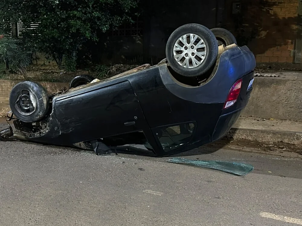 Jaru: Ford Ka atinge carro parado e capota na Linha 605 na noite deste domingo