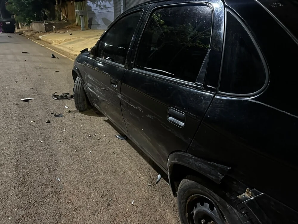 Jaru: Ford Ka atinge carro parado e capota na Linha 605 na noite deste domingo