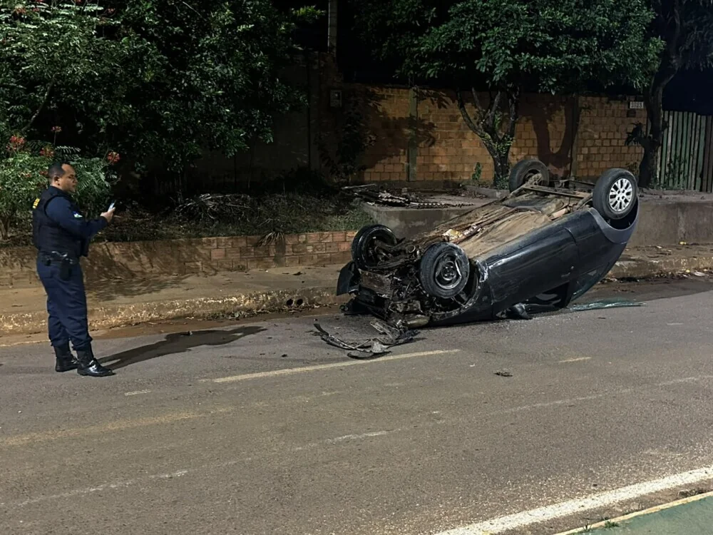 Jaru: Ford Ka atinge carro parado e capota na Linha 605 na noite deste domingo