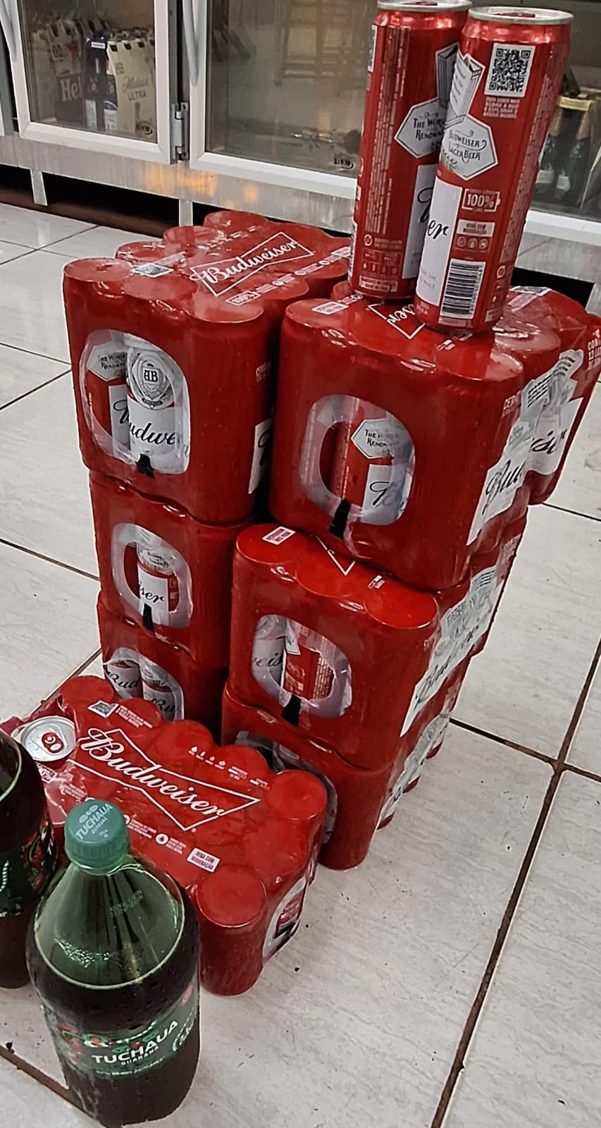 Vigilância Sanitária autua comércio de bebidas e apreende lote vencido em Rolim de Moura