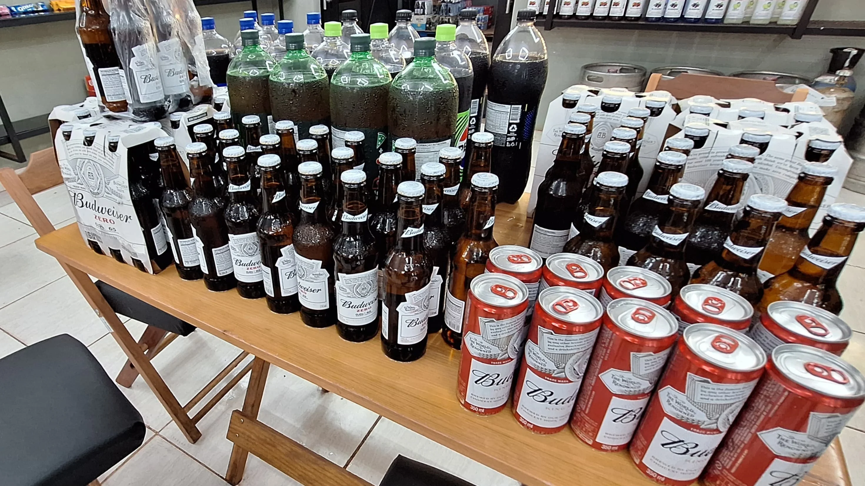 Vigilância Sanitária autua comércio de bebidas e apreende lote vencido em Rolim de Moura