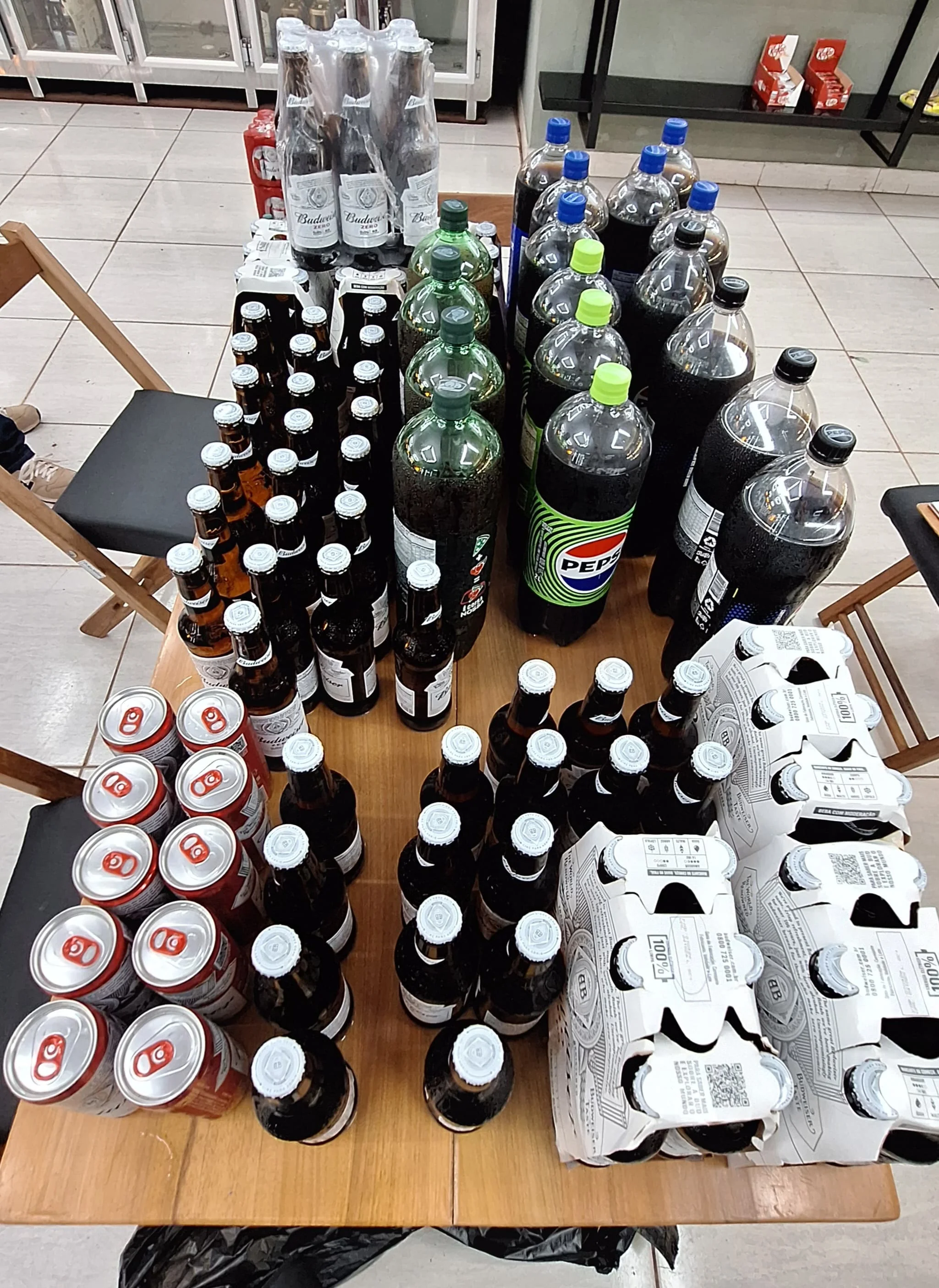 Vigilância Sanitária autua comércio de bebidas e apreende lote vencido em Rolim de Moura