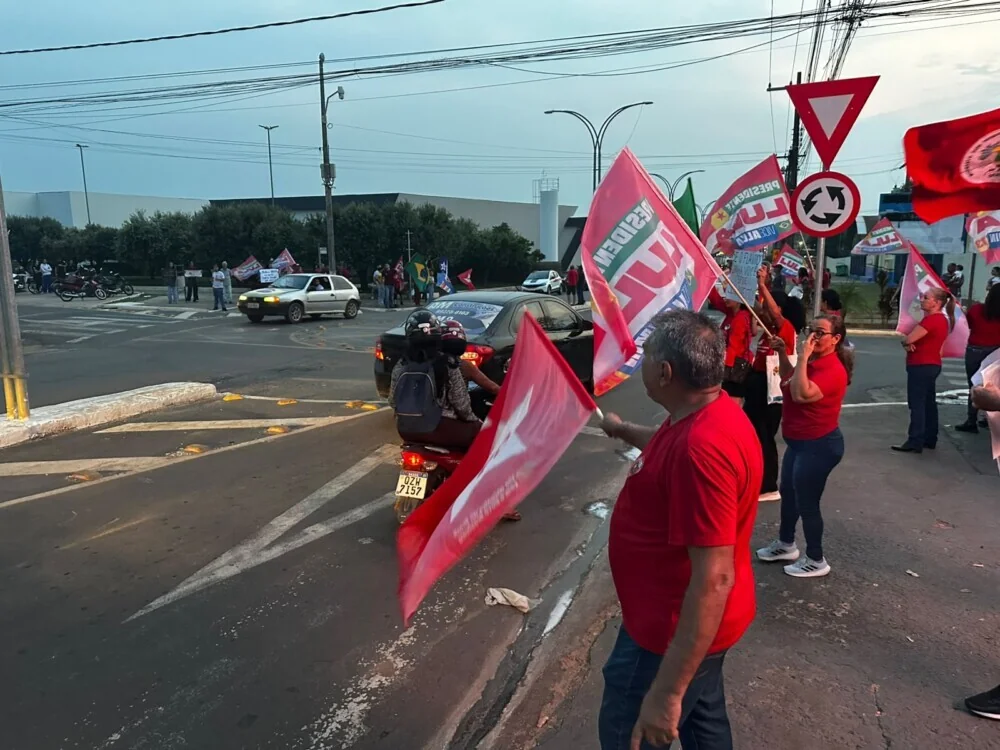 Manifestantes petistas fazem ato em cruzamento de Jaru e demonstram apoio a Lula