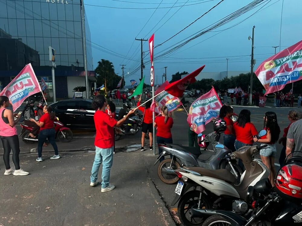 Manifestantes petistas fazem ato em cruzamento de Jaru e demonstram apoio a Lula