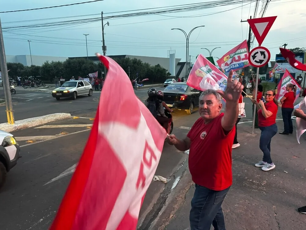 Manifestantes petistas fazem ato em cruzamento de Jaru e demonstram apoio a Lula