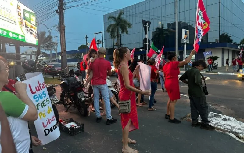 Manifestantes petistas fazem ato em cruzamento de Jaru e demonstram apoio a Lula