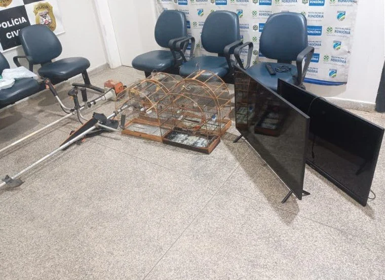Quatro suspeitos são detidos com armas e objetos furtados na BR-364, em Ariquemes