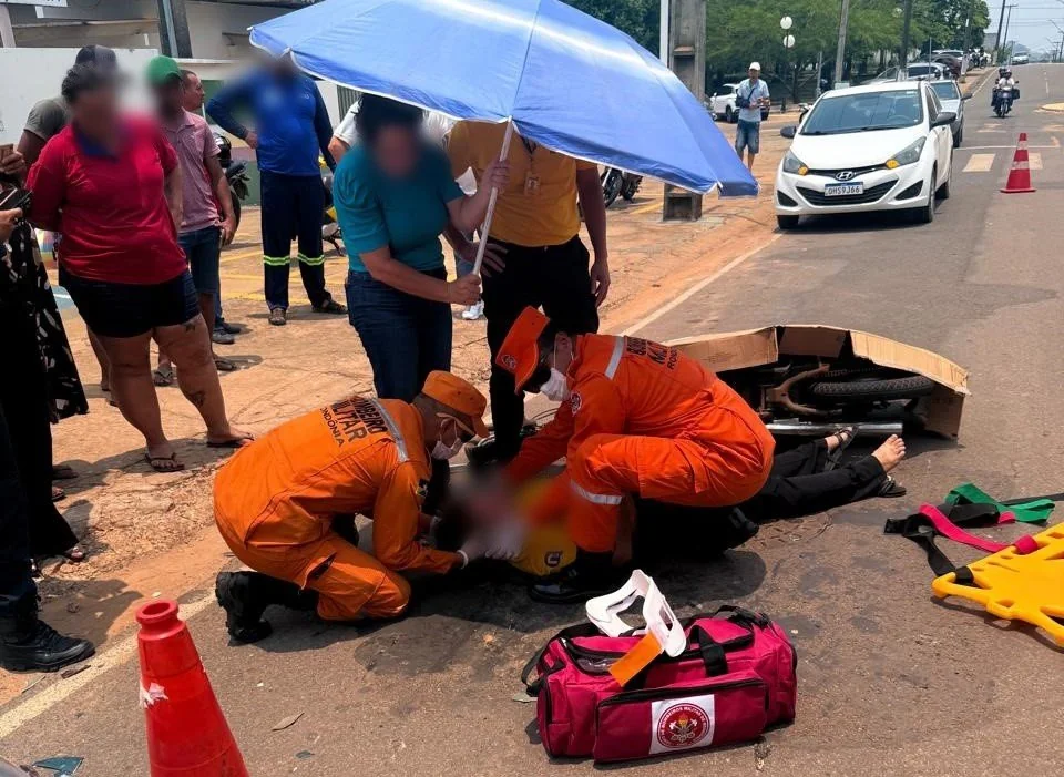 Mulher fica ferida após colisão entre carro e motoneta em frente a banco, em Jaru