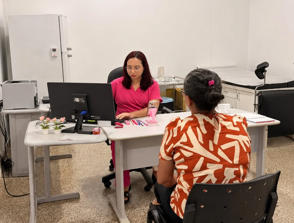 Outubro Rosa: Prefeitura de Jaru realiza ação com exames preventivos, testes rápidos de ISTs e inserção de Implanon na Unidade de Saúde Carlos Chagas
