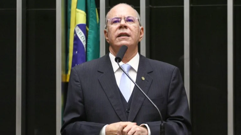 Comissão aprova piso salarial de R$ 6,5 mil para farmacêuticos
