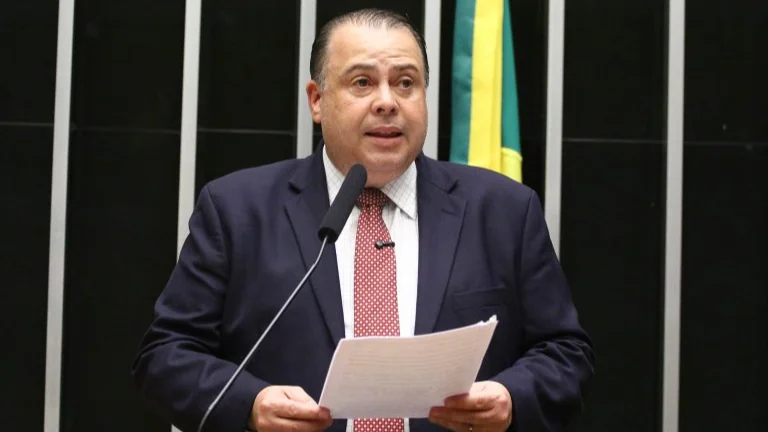 Comissão aprova uniformes de seleções brasileiras nas cores da bandeira nacional