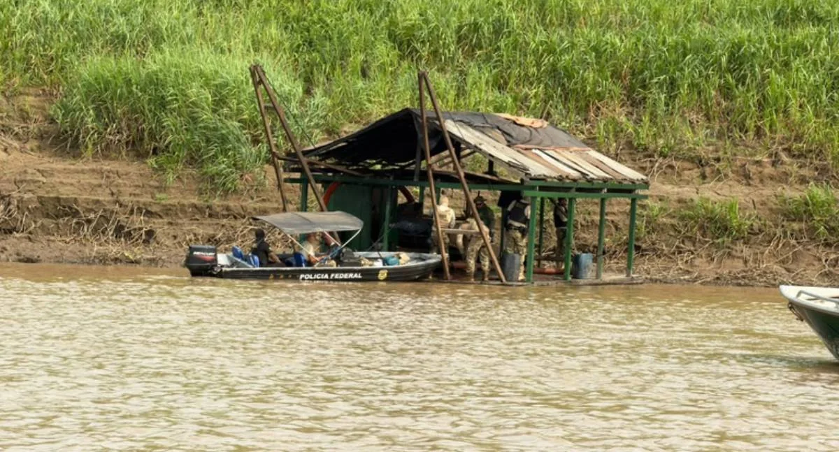 Polícia Federal e Ibama inutilizam 15 dragas de garimpo ilegal durante Operação Argos no Rio Madeira