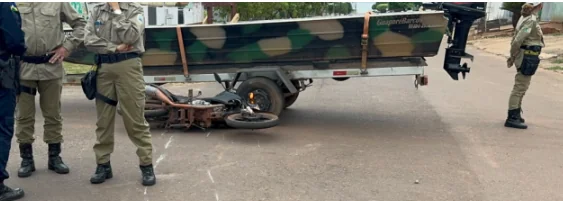 Segundo acidente da tarde envolve moto de pet shop e carro com barco na carretinha em Rolim de Moura