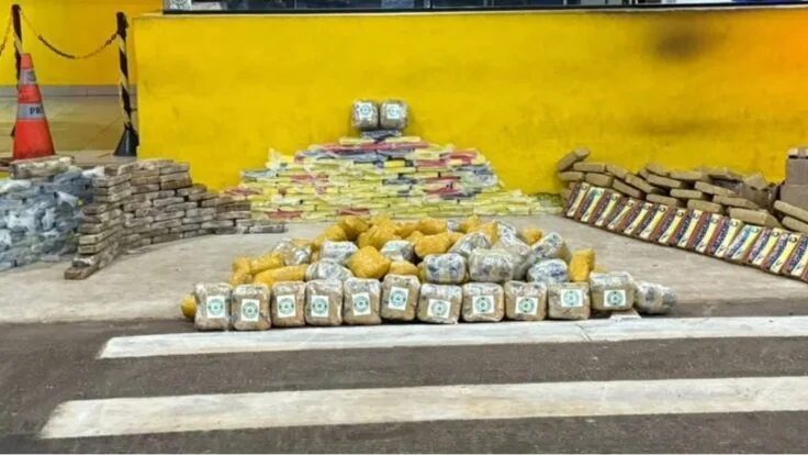 PRF apreende carregamento de drogas transportado em carreta na BR-364