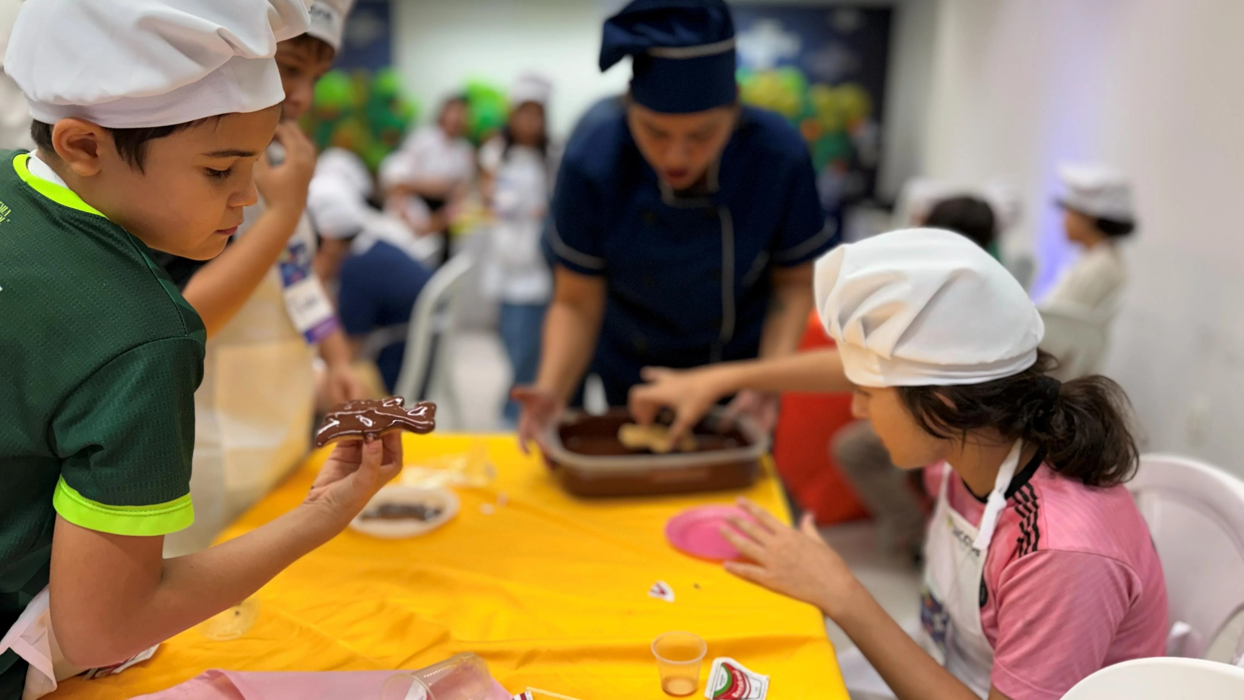 Oficina de Chocolate apresenta às crianças a riqueza do cacau de Rondônia em Ji-Paraná