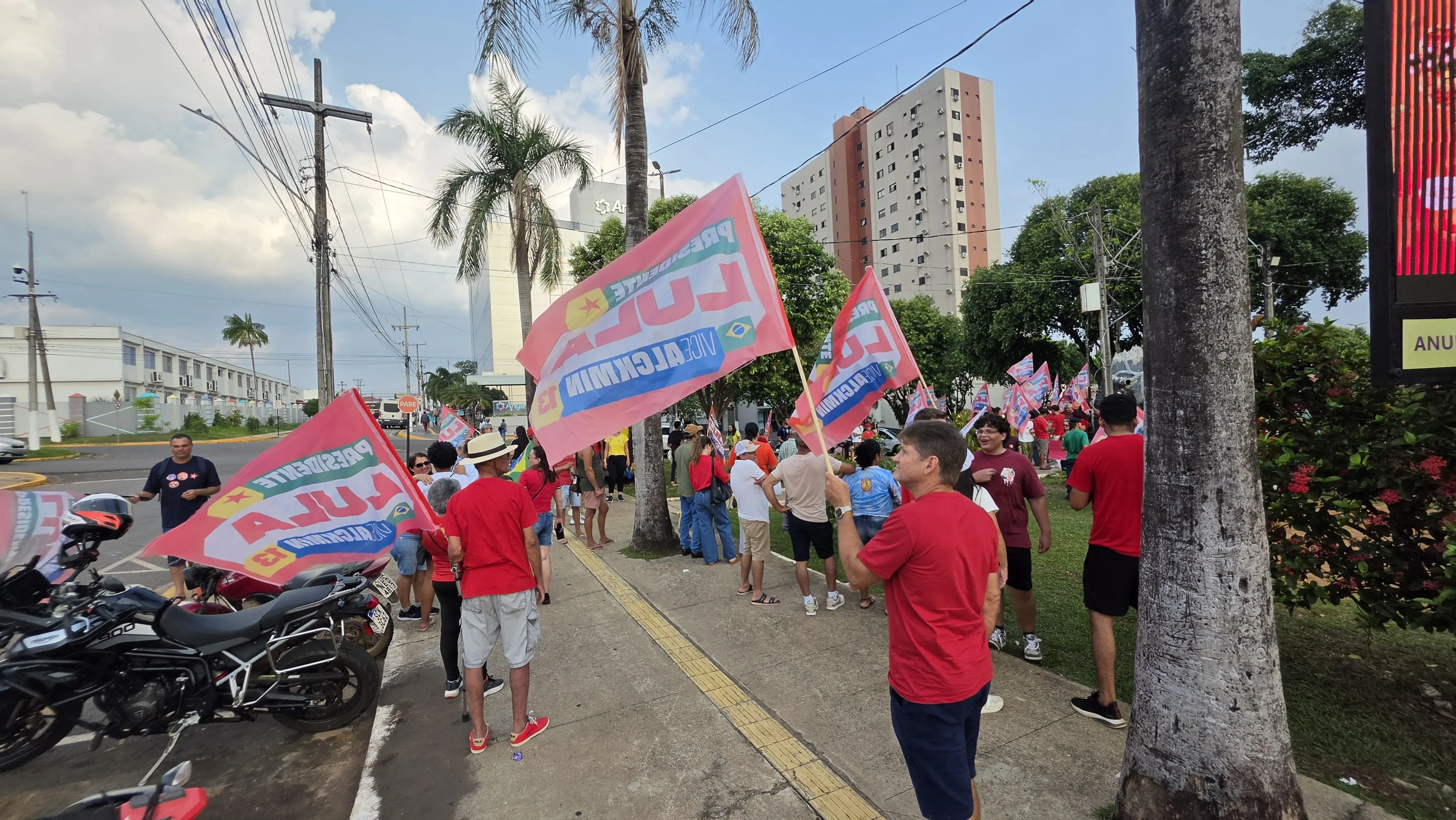 Movimento estudantil independente mobiliza apoiadores de Lula em Cacoal para o segundo turno