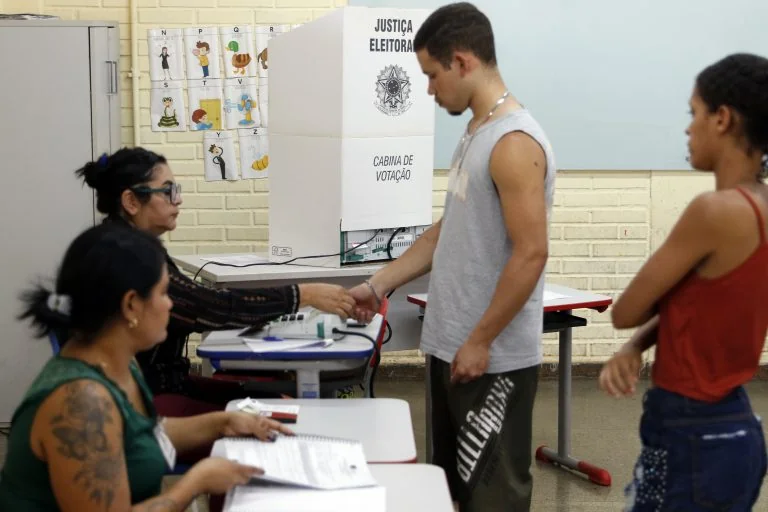 Brasileiros voltam às urnas no domingo para escolher presidente da República e seis governadores
