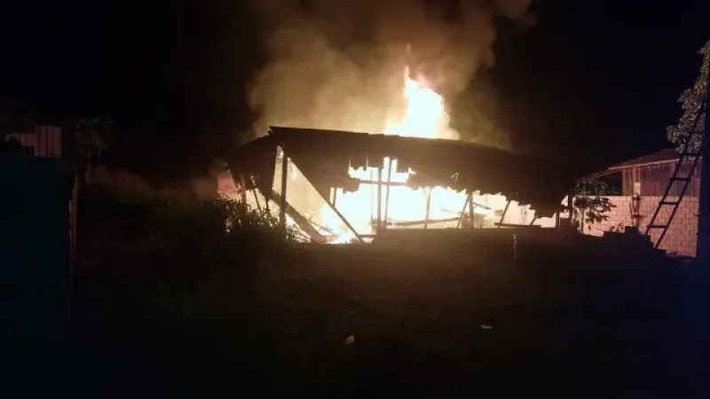 Casa de madeira é destruída por incêndio na Avenida General Osório, em Alto Alegre dos Parecis