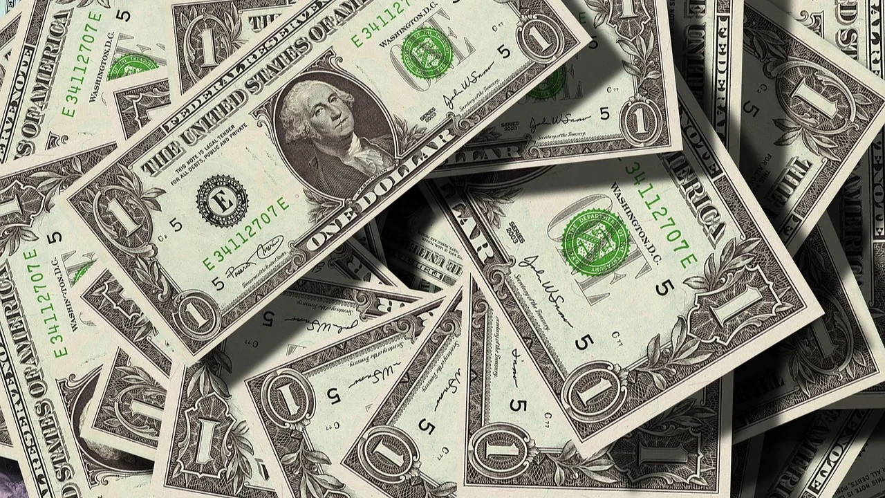 Dólar cai para R$ 5,01 com exterior e expectativa eleitoral no Brasil