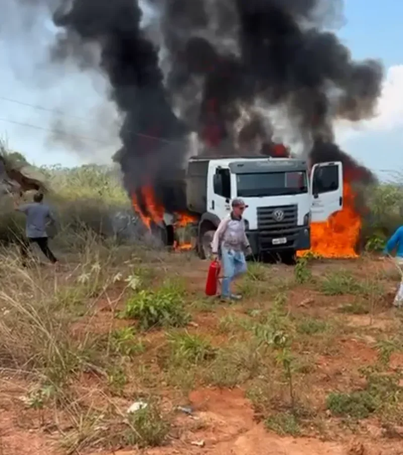 Caminhão da Prefeitura de Nova Brasilândia do Oeste pega fogo após tocar em rede elétrica durante limpeza