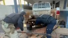 Dupla sai de Rondônia em Hilux adulterada e cai com 43 kg de drogas na MT-020 em MT