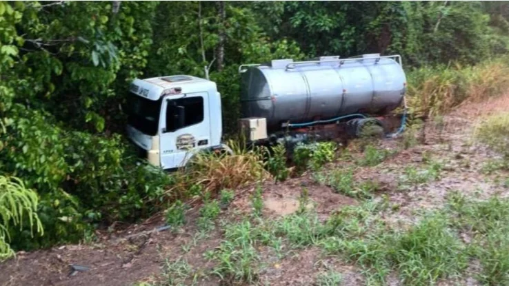 Caminhão leiteiro cai em ribanceira na BR-364 após desviar de veículo em RO