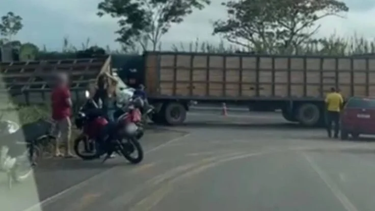 Motociclista morre após tombamento de carreta com bovinos em Ji-Paraná
