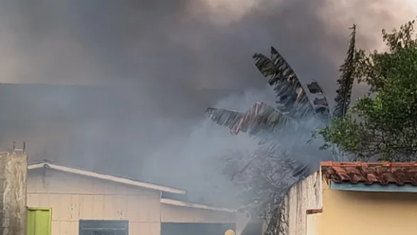 Incêndio destrói casa e atinge imóveis vizinhos em Ji-Paraná