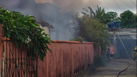 Incêndio destrói casa e atinge imóveis vizinhos em Ji-Paraná
