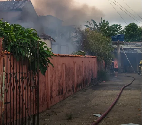 Incêndio destrói casa e atinge imóveis vizinhos em Ji-Paraná