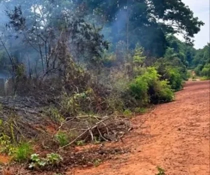 ALVORADA D’OESTE/RO — Fogo em terreno baldio ameaça residência