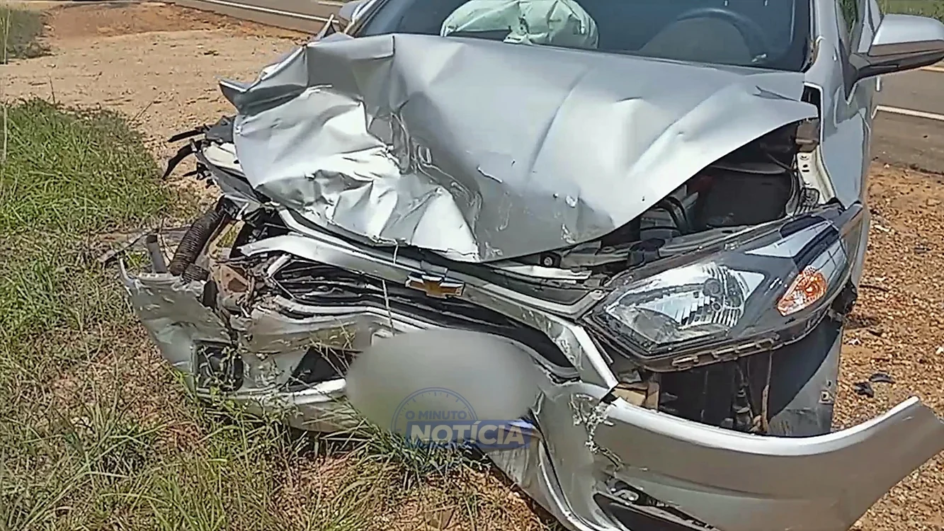 Colisão frontal entre carros deixa passageira ferida na RO-041, em Monte Negro, RO