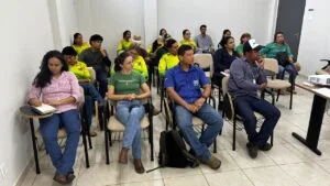Alunos da Rede E-Tec de Cujubim participam de aula prática de melhoramento genético na Embrapa em Porto Velho