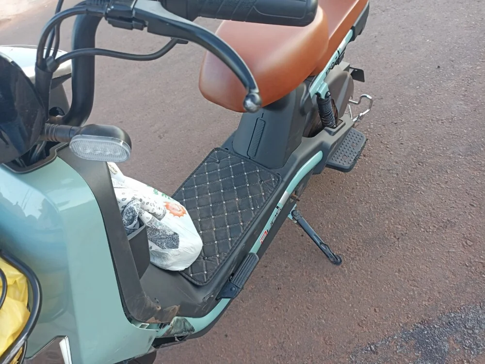 Colisão entre motocicleta e bicicleta elétrica deixa pessoa ferida no centro de Rolim de Moura