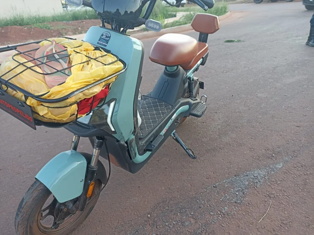 Colisão entre motocicleta e bicicleta elétrica deixa pessoa ferida no centro de Rolim de Moura