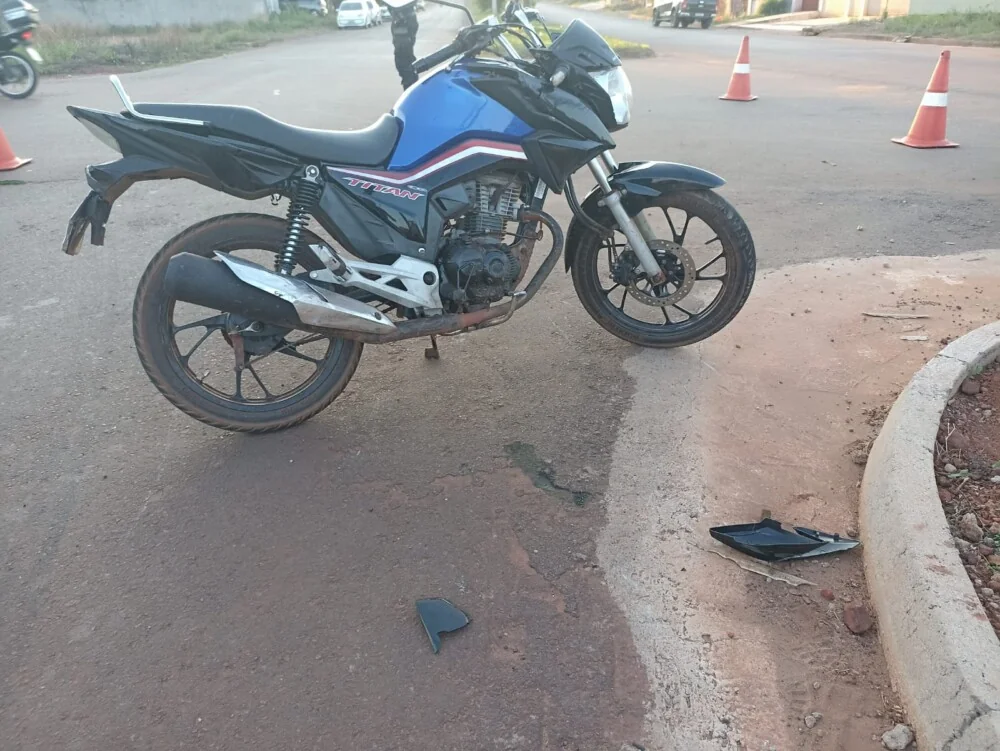 Colisão entre motocicleta e bicicleta elétrica deixa pessoa ferida no centro de Rolim de Moura