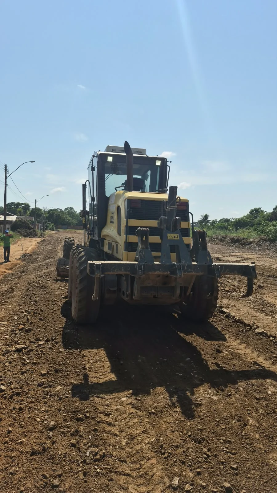 Prefeitura intensifica preparação de ruas para pavimentação no bairro São Francisco