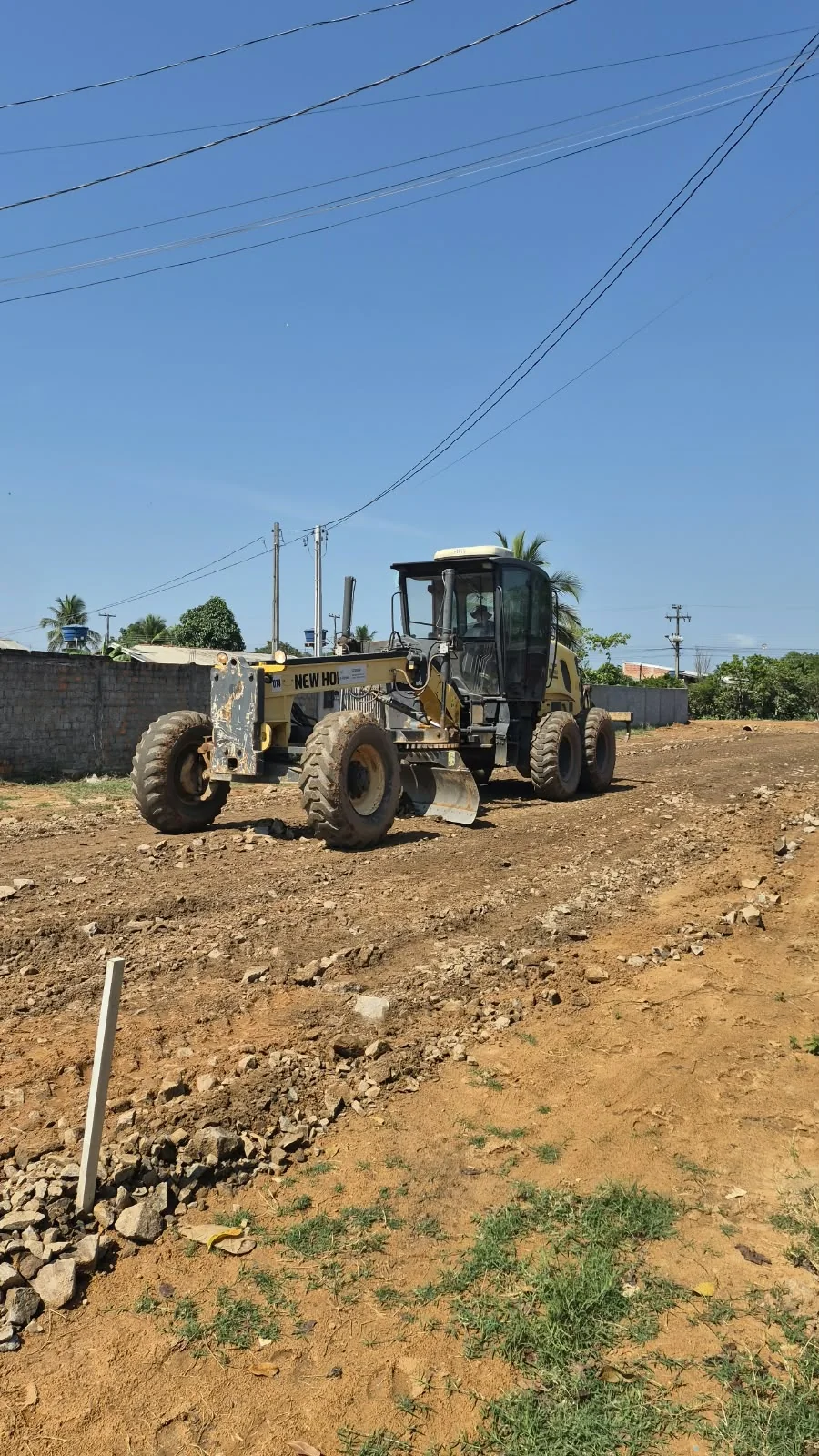 Prefeitura intensifica preparação de ruas para pavimentação no bairro São Francisco