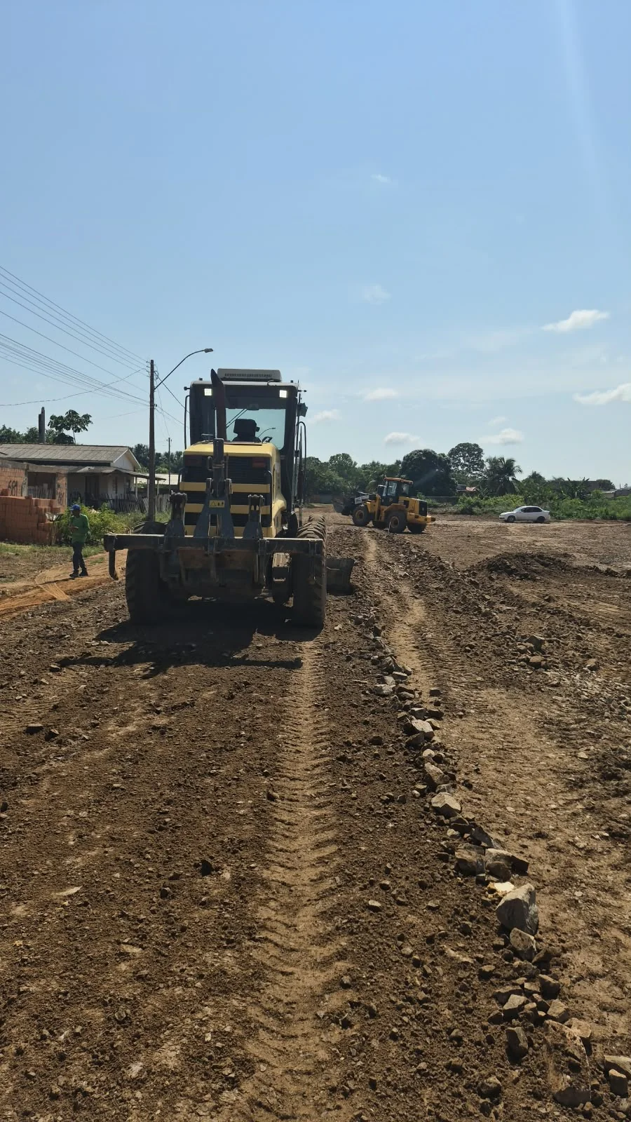 Prefeitura intensifica preparação de ruas para pavimentação no bairro São Francisco