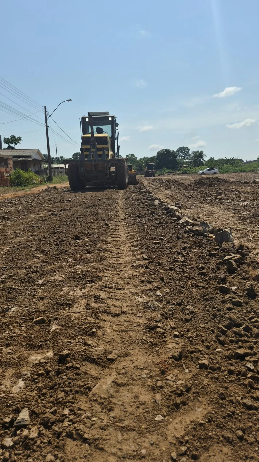 Prefeitura intensifica preparação de ruas para pavimentação no bairro São Francisco
