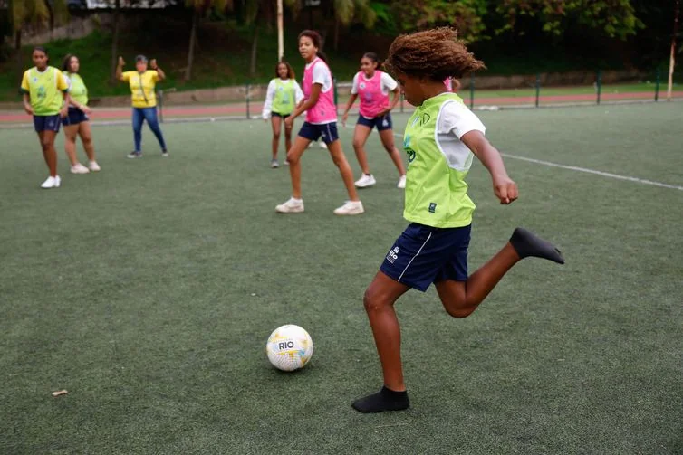 Ex-jogadoras da seleção de futebol incentivam alunas em escolas do Rio