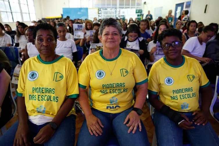 Ex-jogadoras da seleção de futebol incentivam alunas em escolas do Rio