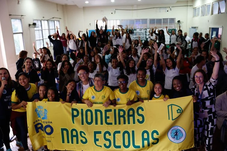 Ex-jogadoras da seleção de futebol incentivam alunas em escolas do Rio
