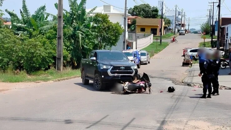 Alta Floresta: Colisão entre caminhonete Hilux e motocicleta Honda Bros 160 deixa mulher ferida no Centro