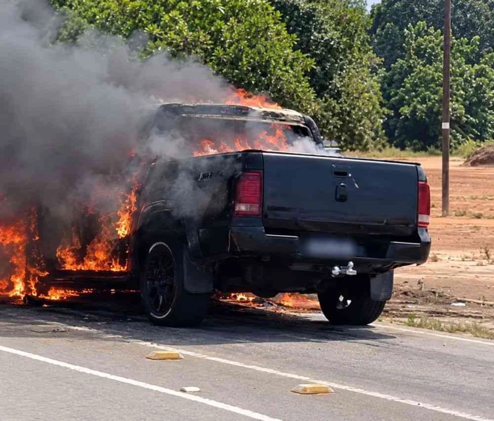 Caminhonete é destruída por incêndio durante teste mecânico em Ji-Paraná