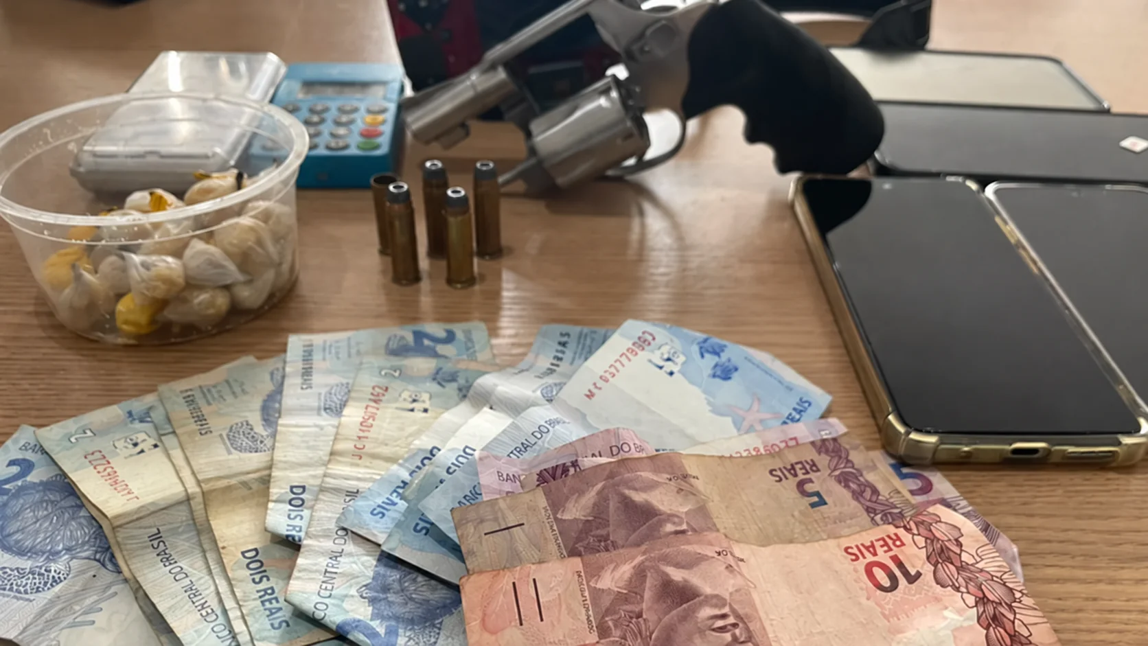 Dois homens são presos com arma de numeração raspada, drogas e objetos suspeitos de furto em Rolim de Moura